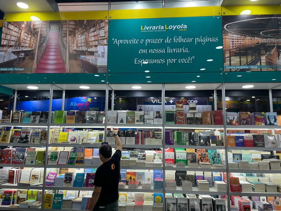 Estande conjunto de Drummond, Loyola e Faro na Bienal, em defesa das livrarias físicas | © Guilherme Sobota