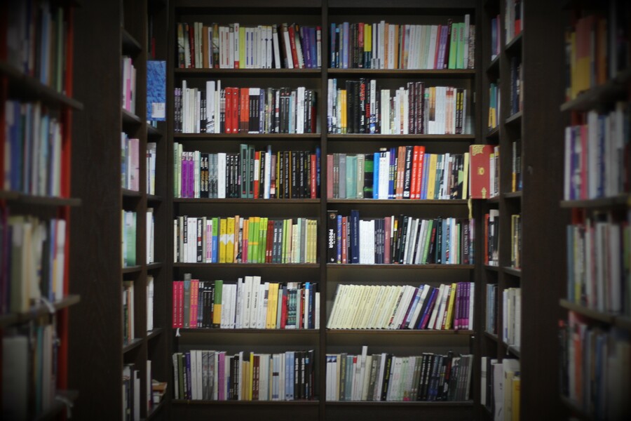 Brasil e EUA tiveram casos de censura em bibliotecas escolares | © Freepik