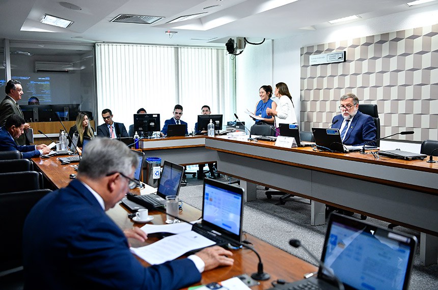 A reunião foi conduzida pelo presidente da CE, senador Flávio Arns | © Geraldo Magela/Agência Senado