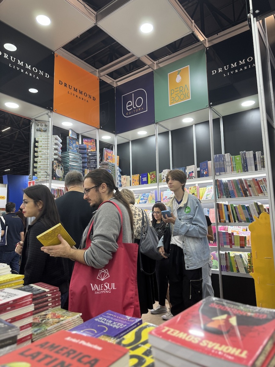 Visitantes no espaço da Drummond Livraria na sexta-feira (9) | © Elo Editora