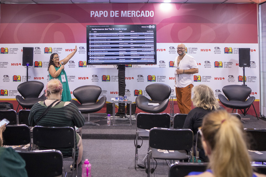 Jacira Cunha e Ismael Borges apresentam dados de estudos da Nielsen na Bienal do Livro | © Bienal do Livro de São Paulo Jacira Cunha e Ismael Borges apresentam dados de estudos da Nielsen na Bienal do Livro | © Bienal do Livro de São Paulo