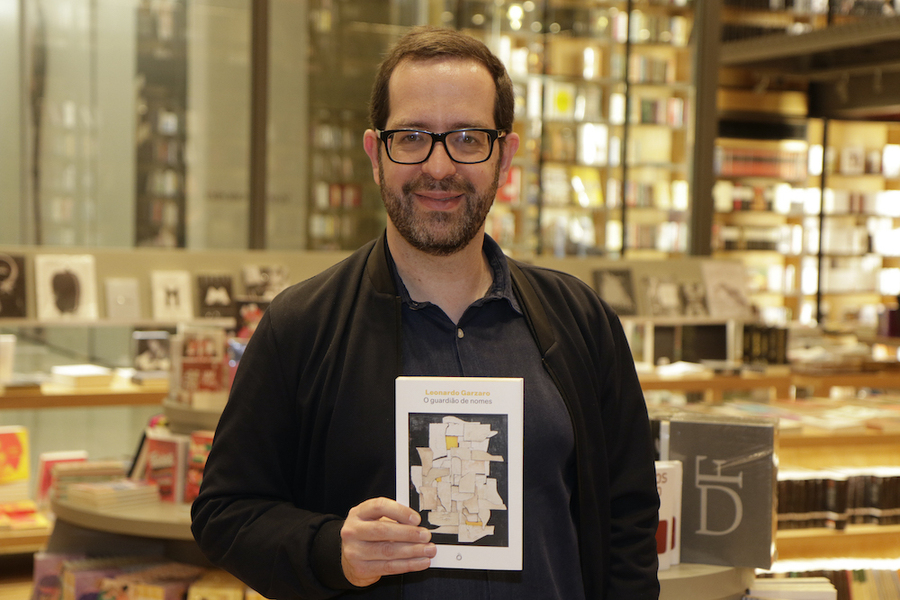 Leonardo Garzaro com seu livro