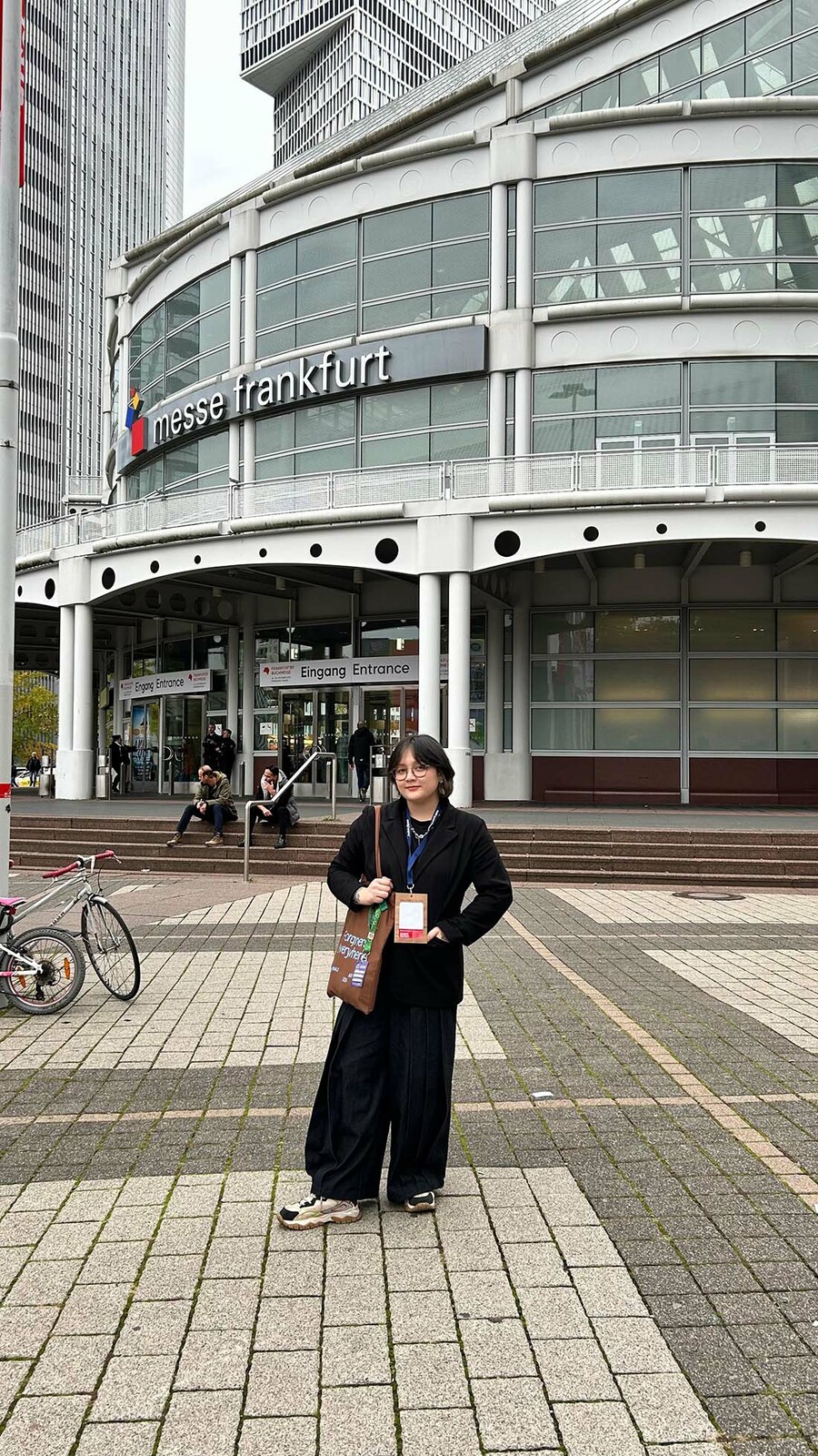 Eu posando em frente ao local onde ocorre a Feira do Livro de Frankfurt | © Ing Lee