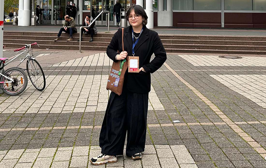 Eu posando em frente ao local onde ocorre a Feira do Livro de Frankfurt | © Ing Lee