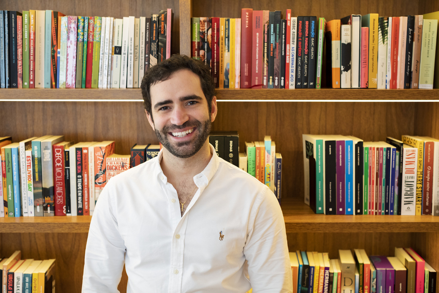 Pedro Pacífico se uniu à TAG Experiências Literárias para criação do clube 'Bookster pelo Mundo' | © Renato Parada Pedro Pacífico se uniu à TAG Experiências Literárias para criação do clube 'Bookster pelo Mundo' | © Renato Parada