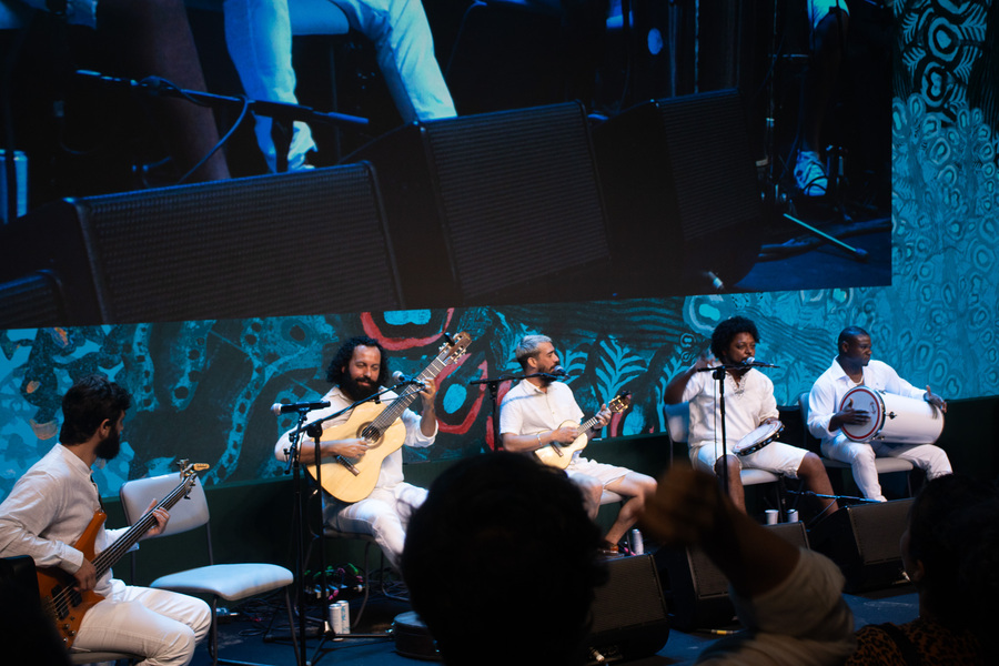 A noite de abertura terminou com uma roda de samba na praça do auditório | © Beatriz Sardinha A noite de abertura terminou com uma roda de samba na praça do auditório | © Beatriz Sardinha