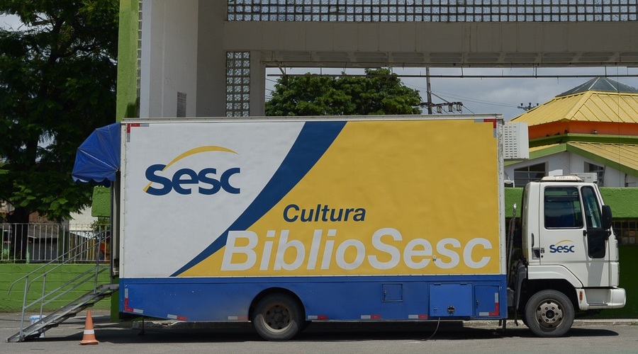 No entorno do veículo, será montada uma estrutura com tendas e pufes onde o público pode retirar exemplares e ler no local | © Divulgação