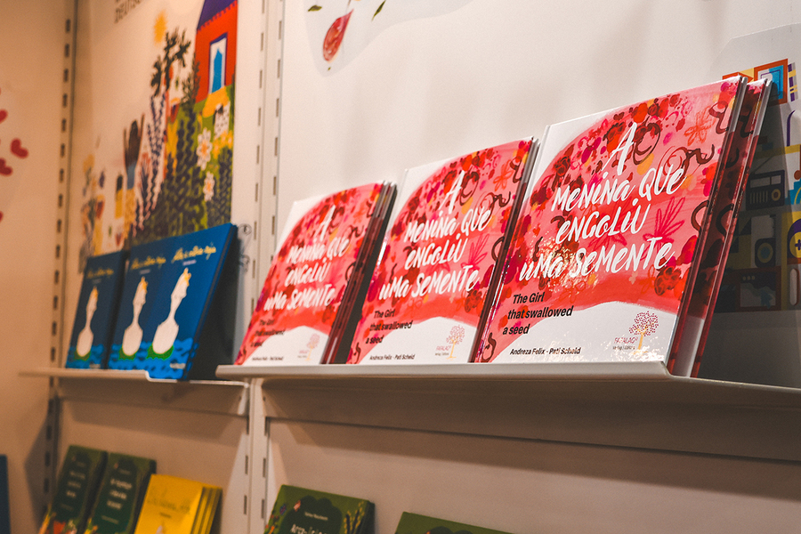 Livro 'A menina que engoliu uma semente' | © Pedro Rhuas Livro 'A menina que engoliu uma semente' | © Pedro Rhuas