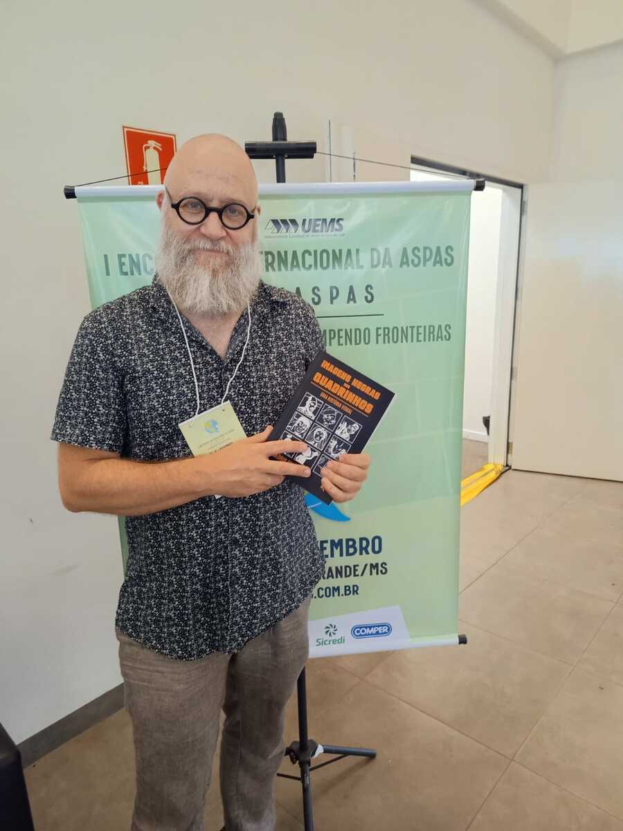 O pesquisador sueco Fredrik Strömberg com o novo livro | © Editora da ASPAS O pesquisador sueco Fredrik Strömberg com o novo livro | © Editora da ASPAS
