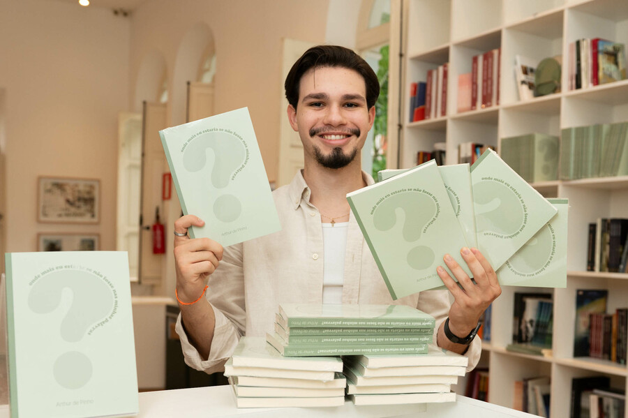 Arthur de Pinho lança livro de poesia no Sempre Um Papo desta quinta (14) | © Marina Cunha Fotografia