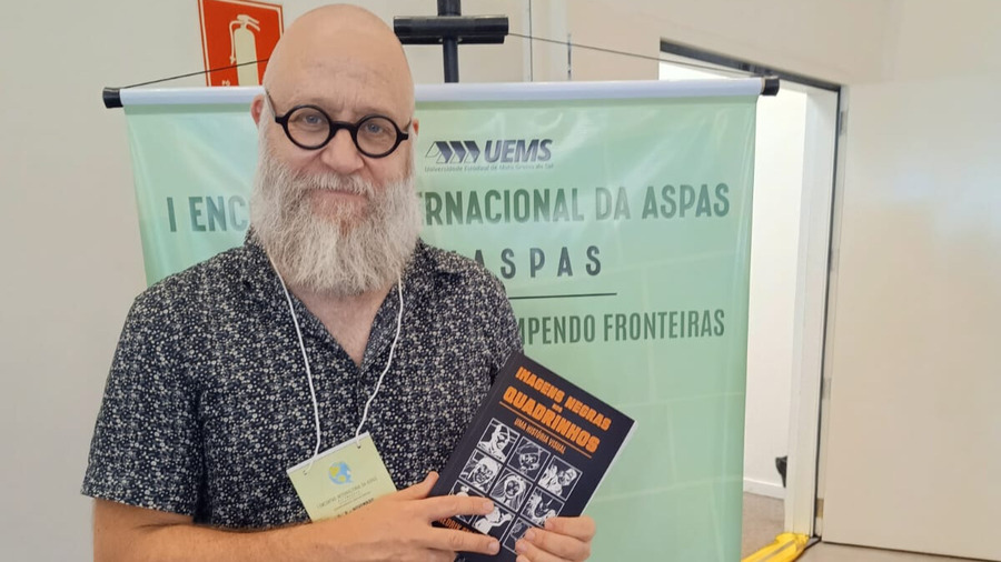 O pesquisador sueco Fredrik Strömberg com o novo livro | © Editora da ASPAS