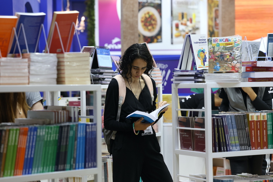 Leitora na 27ª Bienal Internacional do Livro de São Paulo no Anhembi | © Rovena Rosa/Agência Brasil
