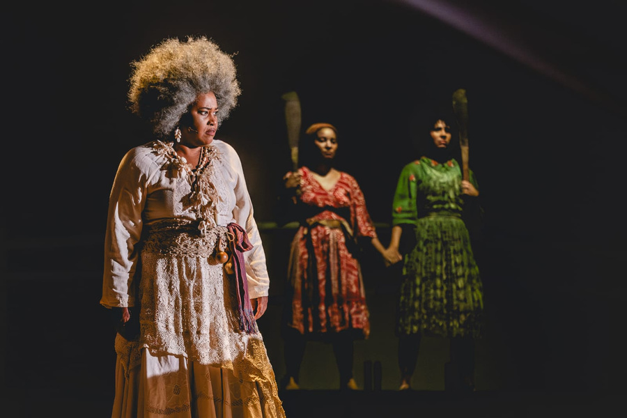 As atrizes Lilian Valeska, Larissa Luz e Bárbara Sut em cena | © Caio Lírio
