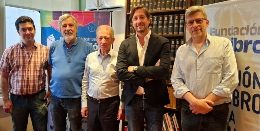Christian Rainone, de blazer escuro, novo presidente da Fundación El Libro | © FEL Christian Rainone, de blazer escuro, novo presidente da Fundación El Libro | © FEL
