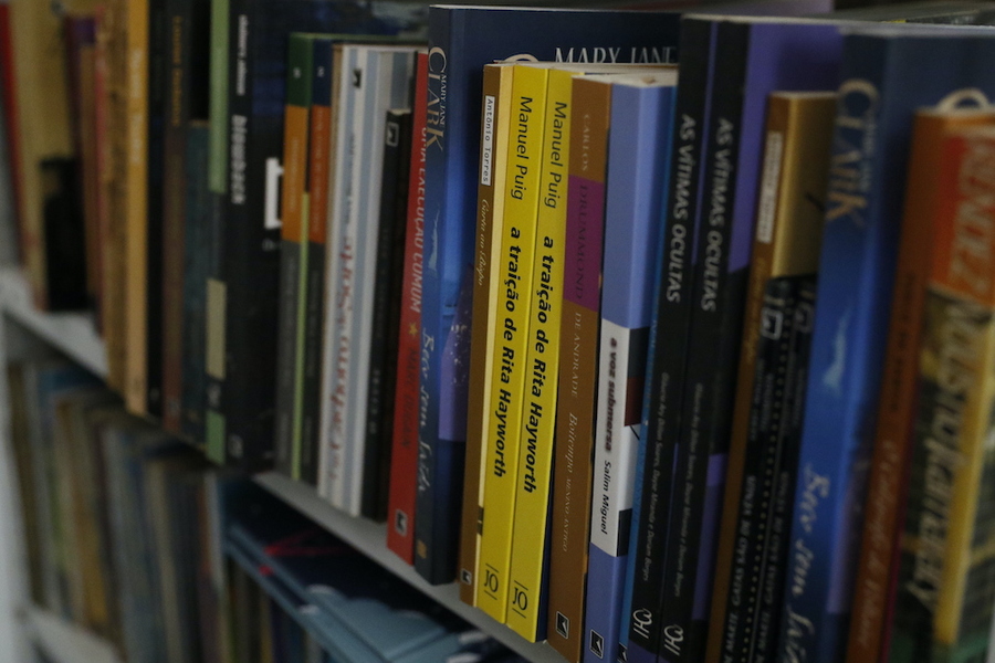 Estante na Biblioteca Comunitária Djeanne Firmino, na Zona Sul de São Paulo | © Paulo Pinto/Agência Brasil Estante na Biblioteca Comunitária Djeanne Firmino, na Zona Sul de São Paulo | © Paulo Pinto/Agência Brasil