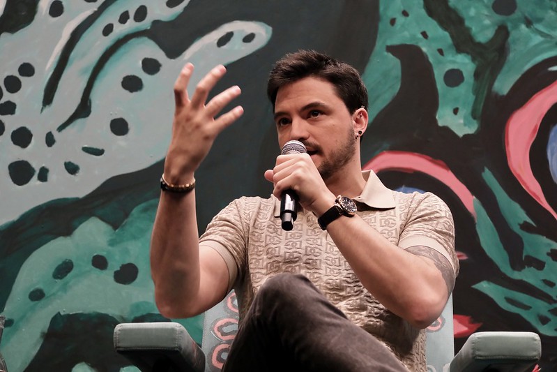Felipe Neto durante sua mesa na Flip | © Divulgação Felipe Neto durante sua mesa na Flip | © Divulgação