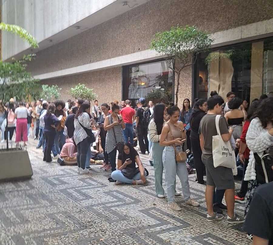 Fila de leitores na Alameda Santos, do lado de fora do Conjunto Nacional; fila do primeiro dia se separou em 3 setores | © Beatriz Sardinha Fila de leitores na Alameda Santos, do lado de fora do Conjunto Nacional; fila do primeiro dia se separou em 3 setores | © Beatriz Sardinha