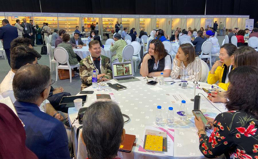Steve Jones em mesa redonda na Conferência de Livreiros de Sharjah em 2024 | © Talita Facchini