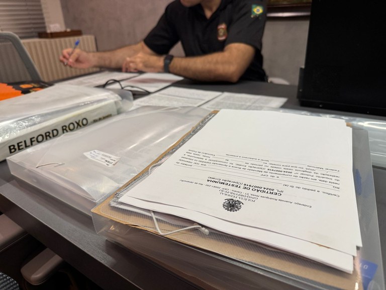Operação prendeu quatro pessoas envolvidas em desvios na compra de livros | © PF Operação prendeu quatro pessoas envolvidas em desvios na compra de livros | © PF