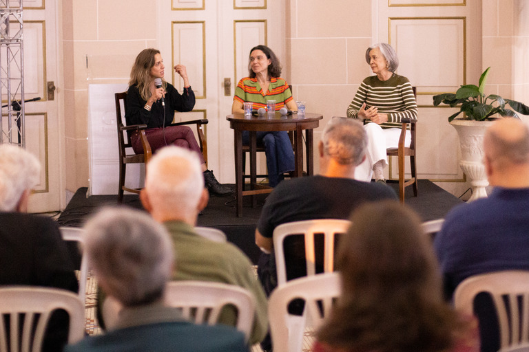 Maria Clara Vergueiro, Fabiane Werneck e Laura de Mello e Souza | © Flipoços