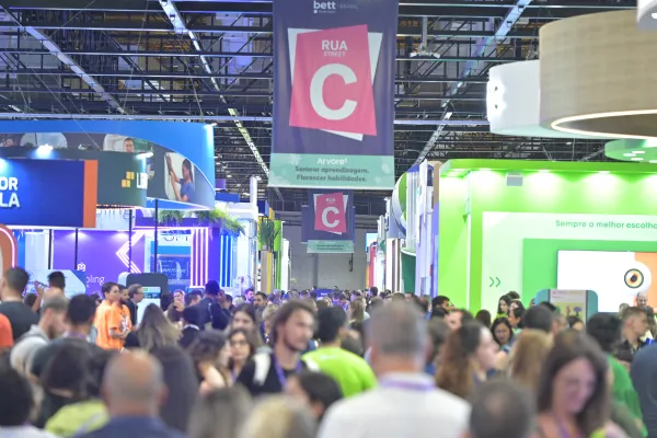 Visitantes na Bett Brasil; edição 2025 começa na segunda (28 de abril) | © Bett Brasil