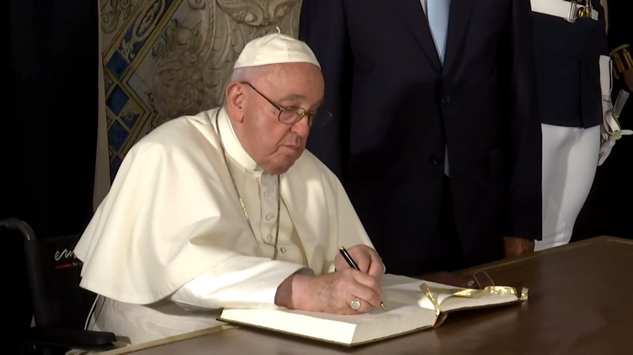 Papa Francisco em Portugal, em agosto de 2023; diversos de seus livros estão disponíveis no Brasil | © Agência Lusa Papa Francisco em Portugal, em agosto de 2023; diversos de seus livros estão disponíveis no Brasil | © Agência Lusa