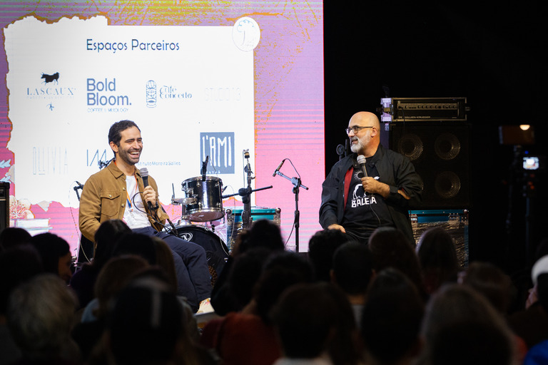 Pedro Pacífico e Valter Hugo Mãe na abertura do Flipoços 2025 | © Flipoços