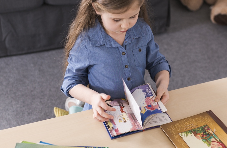 No estado de Maryland, nos EUA, grupo de pais conservadores quer retirar filhos de aulas que utilizem o livro 'Príncipe e cavaleiro', que conta com um casal LGBT | © Freepik