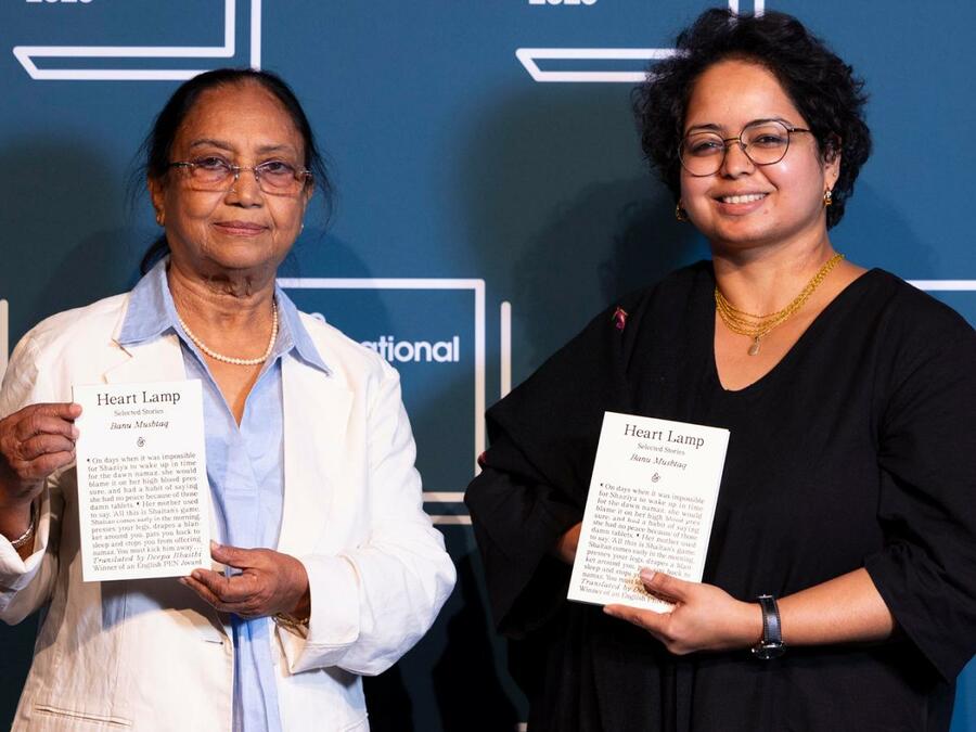 Banu Mushtaq e Deepa Bhasthi em evento do IBP 2025 | © David Parry for the Booker Prize Foundation Banu Mushtaq e Deepa Bhasthi em evento do IBP 2025 | © David Parry for the Booker Prize Foundation