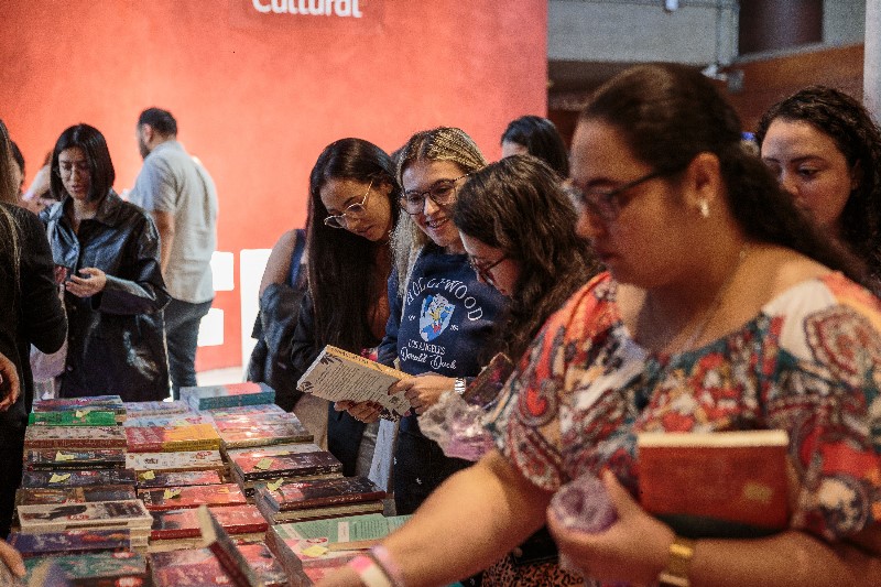 Leitoras na 2ª edição da Flir, em 2024 | © Jardiel Carvalho / HarperCollins Leitoras na 2ª edição da Flir, em 2024 | © Jardiel Carvalho / HarperCollins