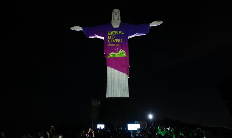Cristo Redentor iluminado em homenagem à Bienal do Livro Rio | © Divulgação / Bienal do Livro Rio / Filmart Cristo Redentor iluminado em homenagem à Bienal do Livro Rio | © Divulgação / Bienal do Livro Rio / Filmart