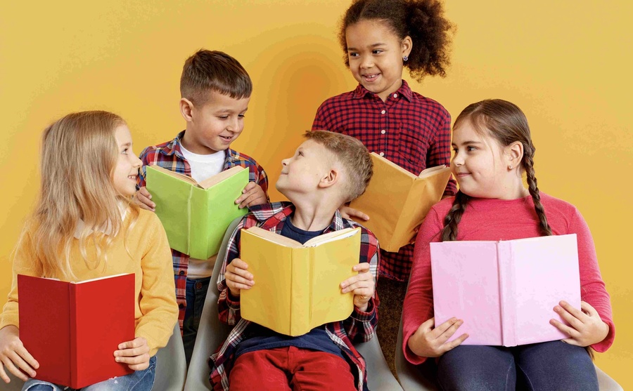 Escolas públicas de Curitiba recebem ações de incentivo à leitura e à escrita | © Freepik