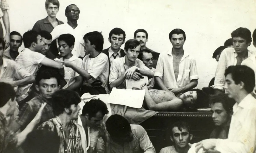 Estudantes junto ao corpo de Edson | © Acervo da Biblioteca Nacional