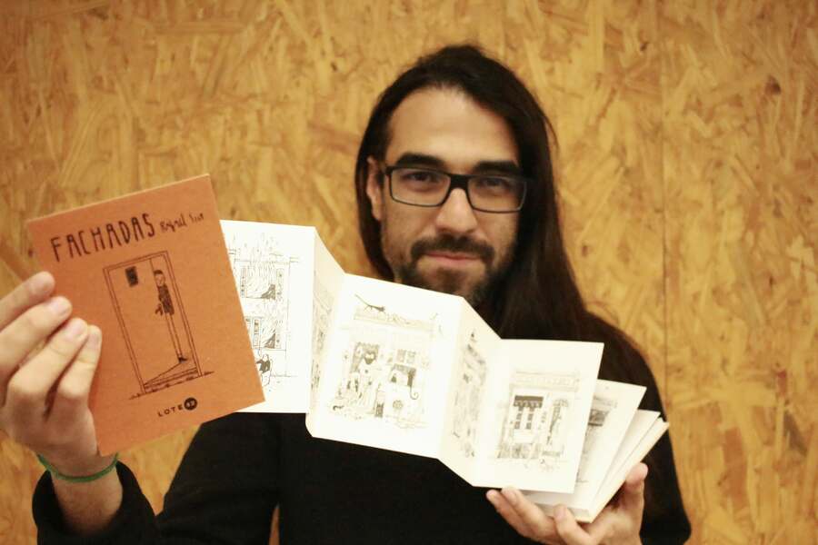 João Varella, com o livro 'Fachadas' | © Natália Varella / Lote 42