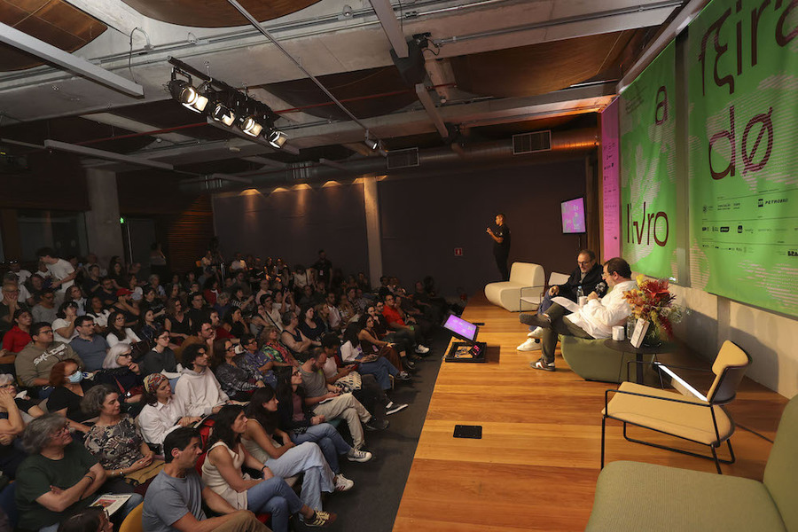 Auditório lotado para ver Luiz Schwarcz | © Nilton Fukuda / A Feira do Livro Auditório lotado para ver Luiz Schwarcz | © Nilton Fukuda / A Feira do Livro