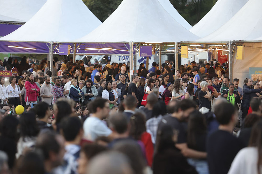 Público n'A Feira do Livro do Pacaembu: nove dias de eventos literários e livros | © Nilton Fukuda / A Feira do Livro