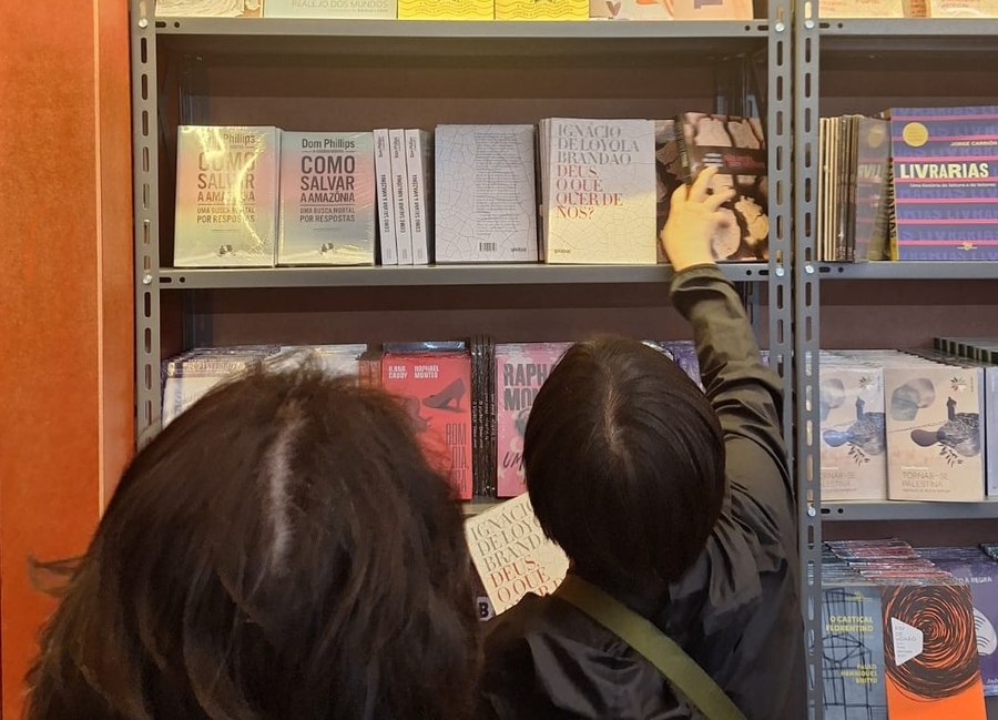 Leitoras escolhem livros de Ignácio de Loyola Brandão na Livraria da Travessa após fala do escritor | © Beatriz Sardinha
