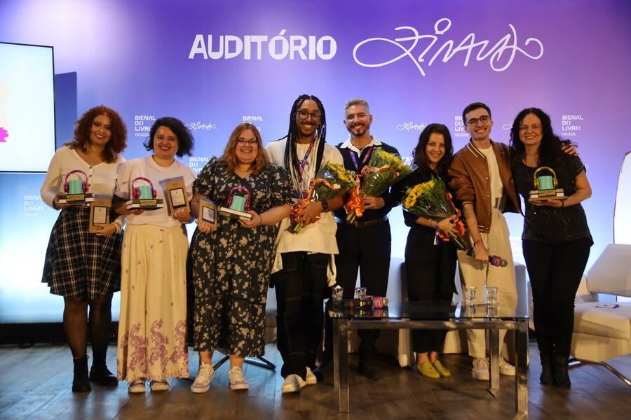 Bárbara Regina, Marcela Millan, Fernanda Campos, Alec Costa, Pedro Rhuas, Thalita Rebouças, Tiago Valente e Marcella Rossetti (Vencedora da 2ª edição do Prêmio Amazon de Literatura Jovem) | © Amazon Bárbara Regina, Marcela Millan, Fernanda Campos, Alec Costa, Pedro Rhuas, Thalita Rebouças, Tiago Valente e Marcella Rossetti (Vencedora da 2ª edição do Prêmio Amazon de Literatura Jovem) | © Amazon