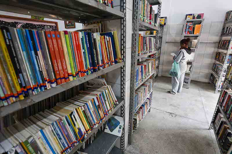 Biblioteca Comunitária Azul das Ondas, em Parelheiros (SP): idealização e gestão do Ibeac | © Marcos Santos / USP Imagens Biblioteca Comunitária Azul das Ondas, em Parelheiros (SP): idealização e gestão do Ibeac | © Marcos Santos / USP Imagens