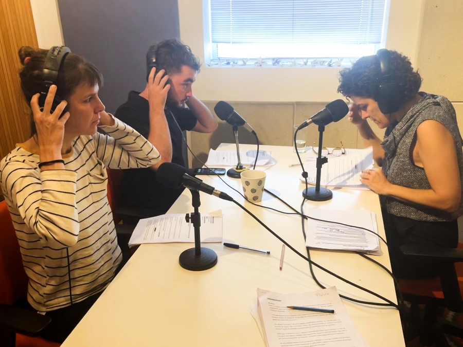 Irene de Hollanda (de blusa listrada) grava com Rita Palmeira