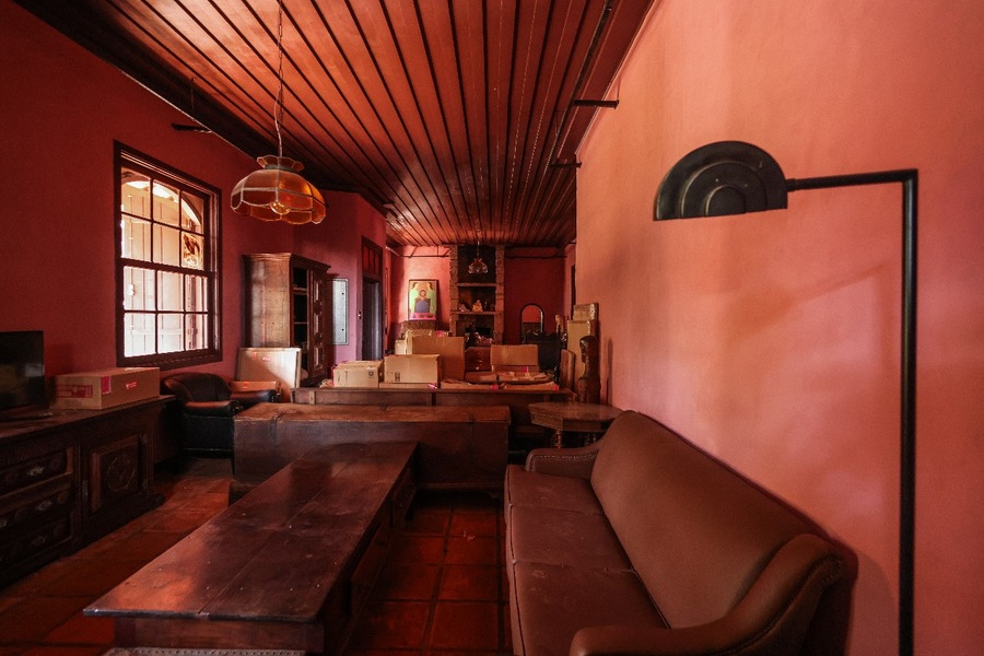 Interior da Casa do Sol, em Campinas (SP), onde Hilda Hilst viveu por décadas | © Karime Xavier / Tapera Arquitetura Interior da Casa do Sol, em Campinas (SP), onde Hilda Hilst viveu por décadas | © Karime Xavier / Tapera Arquitetura
