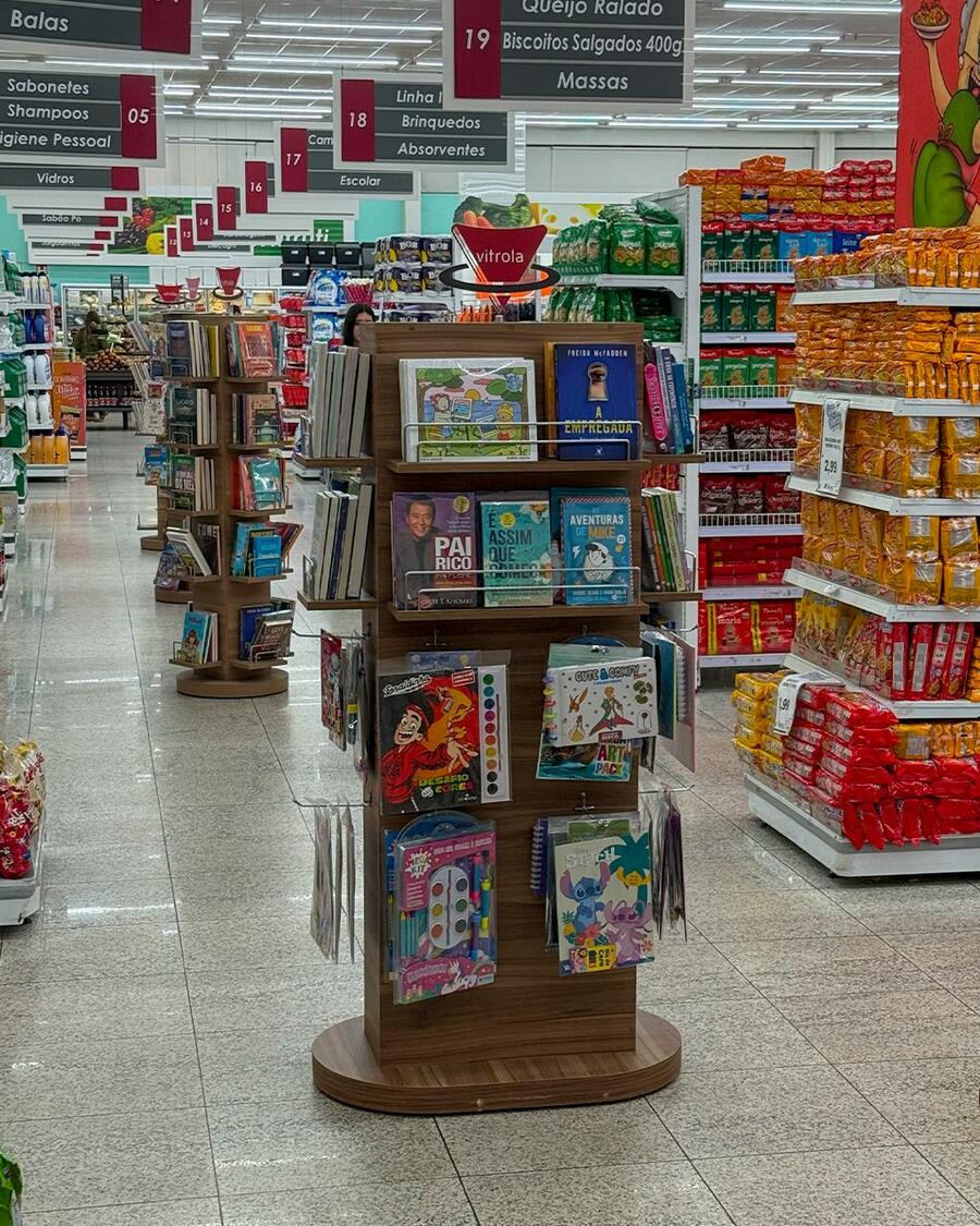 Modelo de totem da Vitrola em um supermercado: projeto inovador vem crescendo ano a ano | © Vitrola