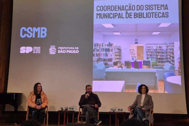 Anúncio de posse da coordenadora Juliana Lazarin (à direita) na Biblioteca Mário de Andrade, com as presenças da Secretária Adjunta, Carol Lafemina (à esquerda), e com o Secretário de Cultura e Economia Criativa, Totó Parente (ao centro) | © Divulgação / Enzo Sapio