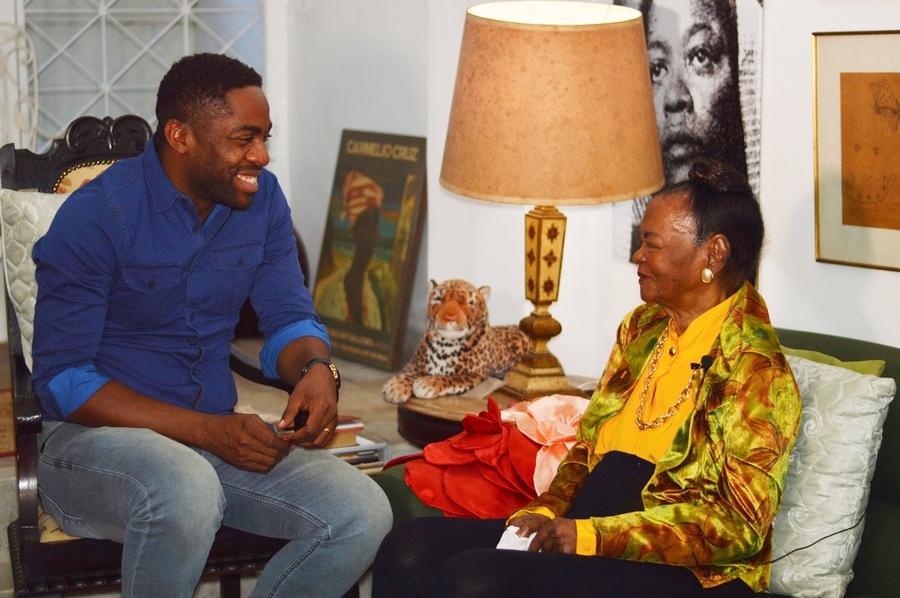 Lázaro Ramos conversa com Ruth de Souza | © Rafaela Cassiano Lázaro Ramos conversa com Ruth de Souza | © Rafaela Cassiano