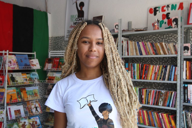 Aluna em biblioteca © Rovena Rosa / Agência Brasil