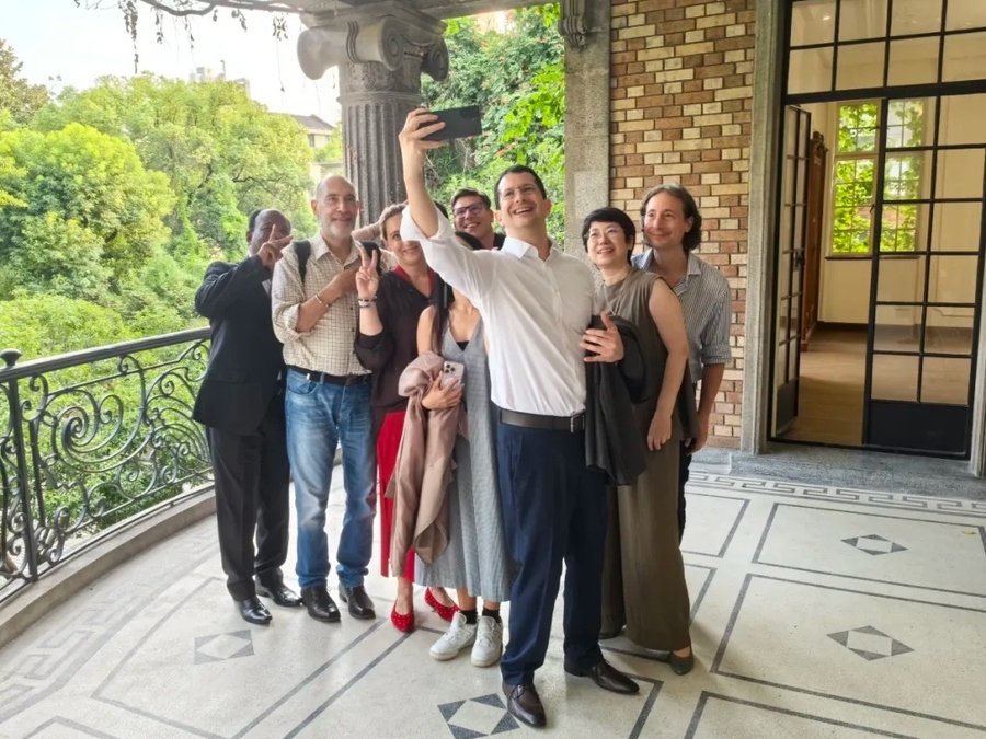Ricardo Fernandes faz selfie com outros autores © Divulgação