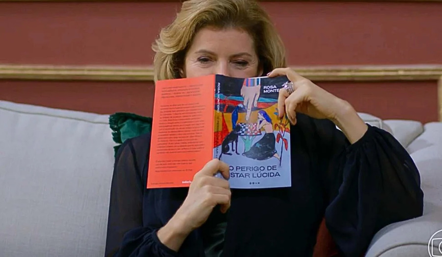 Cena da novela Vale Tudo, da TV Globo, em que a personagem Odete Roitman aparece com o livro de Rosa Montero | © Reprodução / TV Globo