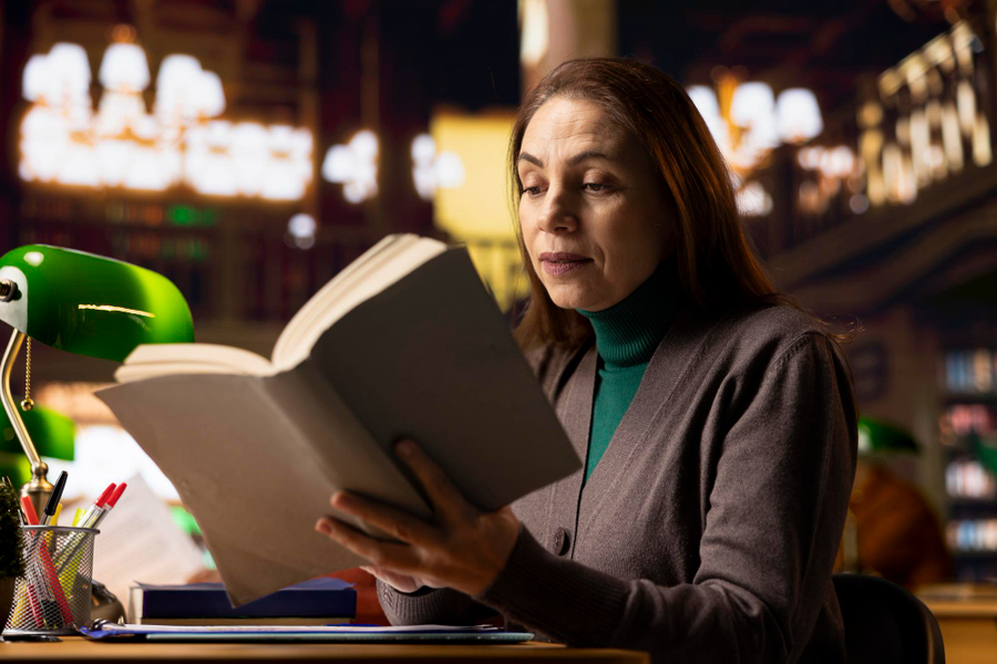 'O novo luxo é performar. O livro, nessa ótica, já não precisa necessariamente ser lido; basta ser visto' | © Freepik 'O novo luxo é performar. O livro, nessa ótica, já não precisa necessariamente ser lido; basta ser visto' | © Freepik