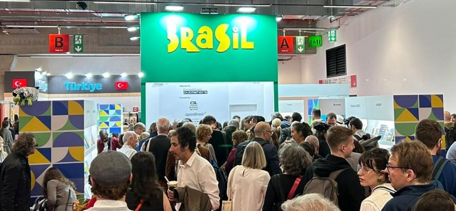 Estande do Brasil na Feira de Frankfurt atrai visitantes de diversos países | © CBL Estande do Brasil na Feira de Frankfurt atrai visitantes de diversos países | © CBL