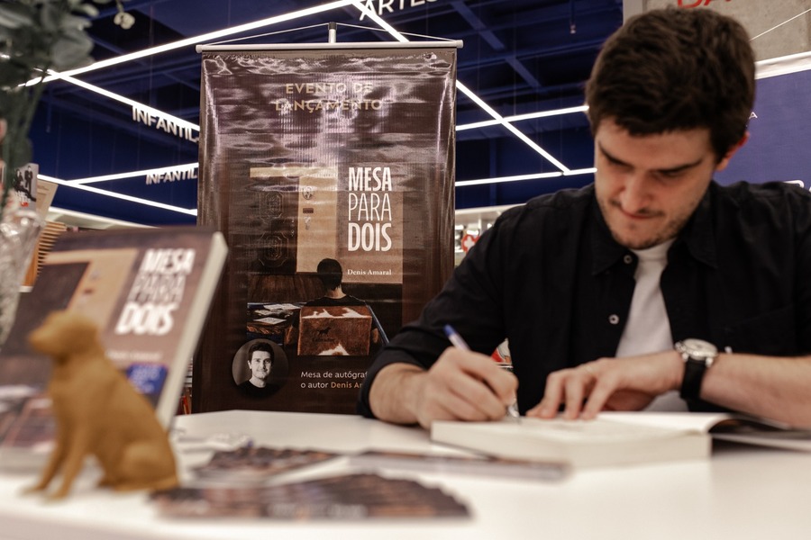 Denis Amaral, autor de 'Mesa para dois' (Labrador) | © Divulgação